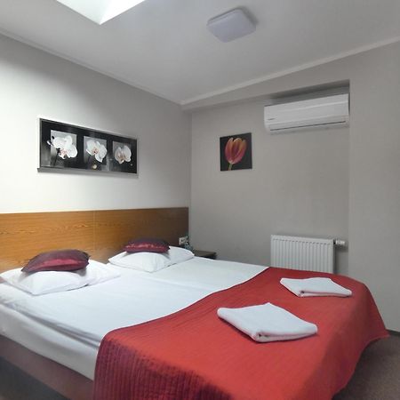 Astral Aparthotel Raszyn Exteriör bild
