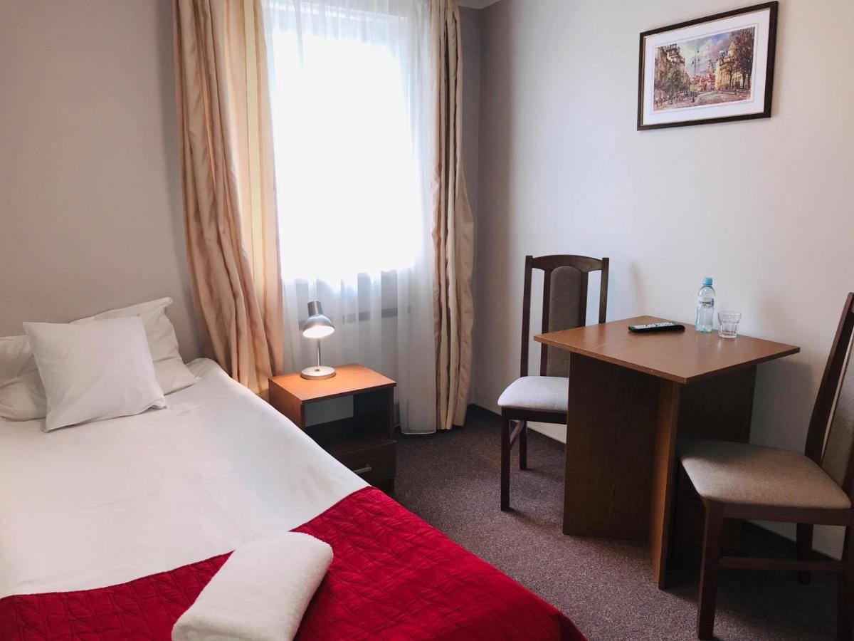 Astral Aparthotel Raszyn Exteriör bild