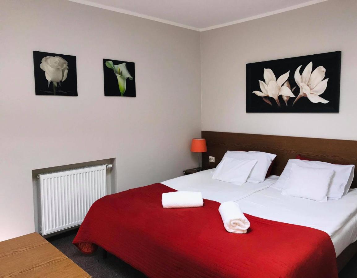 Astral Aparthotel Raszyn Exteriör bild