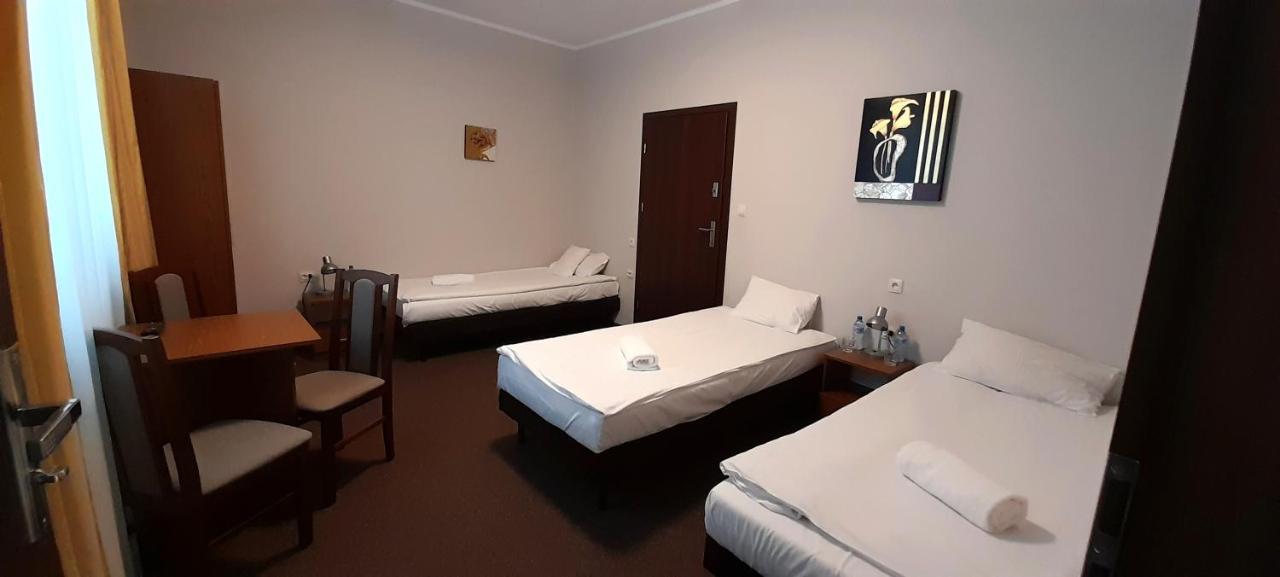 Astral Aparthotel Raszyn Exteriör bild