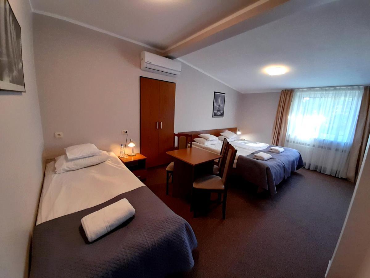 Astral Aparthotel Raszyn Exteriör bild