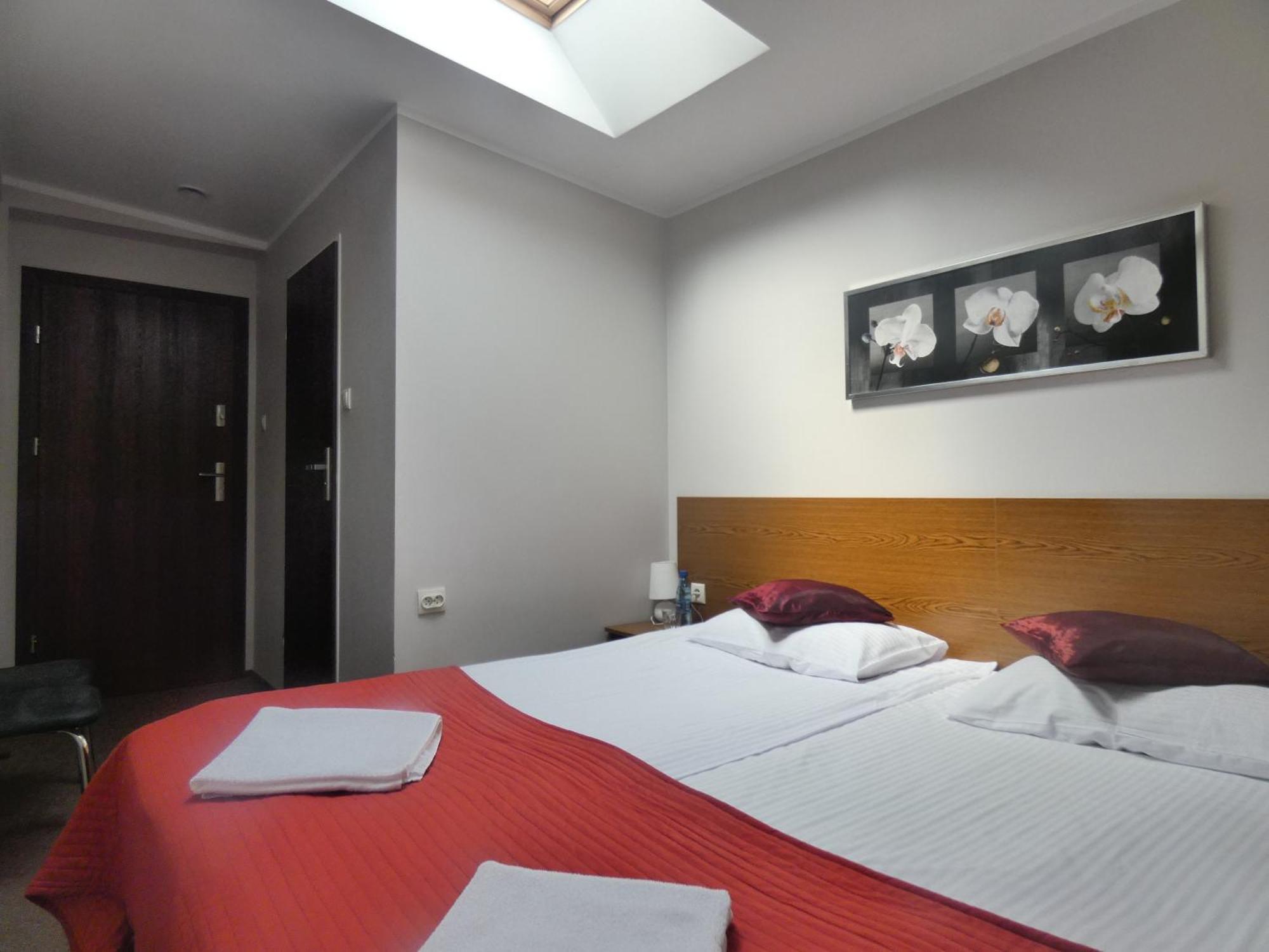 Astral Aparthotel Raszyn Exteriör bild